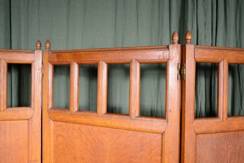AN ARTS CRAFTS PANELLED OAK TWO FOLD SCREEN ROOM DIVIDER IN THE MANNER OF HEALS C1900 - ADDITIONAL PHOTO 1