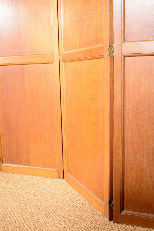 AN ARTS CRAFTS PANELLED OAK TWO FOLD SCREEN ROOM DIVIDER IN THE MANNER OF HEALS C1900 - ADDITIONAL PHOTO 2