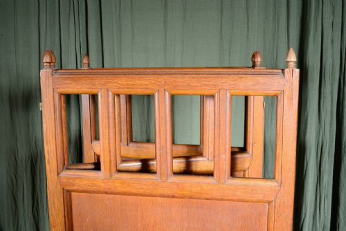 AN ARTS CRAFTS PANELLED OAK TWO FOLD SCREEN ROOM DIVIDER IN THE MANNER OF HEALS C1900 - ADDITIONAL PHOTO 3