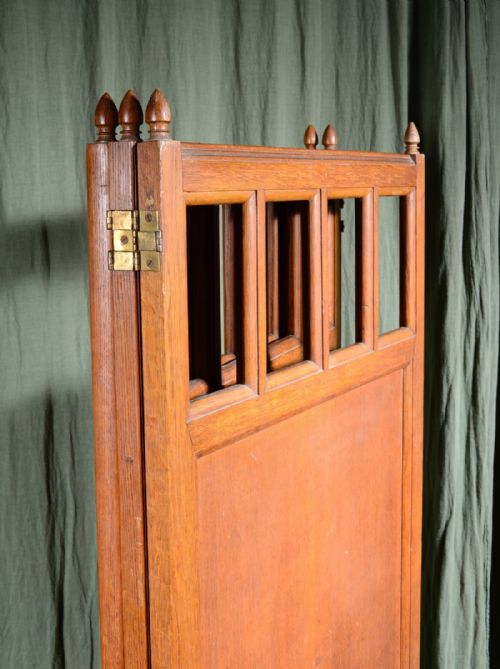 AN ARTS CRAFTS PANELLED OAK TWO FOLD SCREEN ROOM DIVIDER IN THE MANNER OF HEALS C1900 - ADDITIONAL PHOTO 4