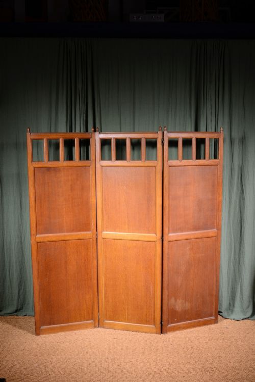 AN ARTS CRAFTS PANELLED OAK TWO FOLD SCREEN ROOM DIVIDER IN THE MANNER OF HEALS C1900 - ADDITIONAL PHOTO 5