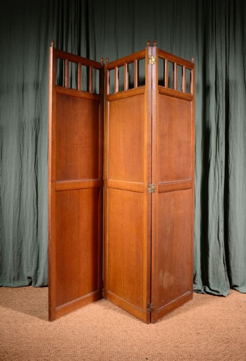 AN ARTS CRAFTS PANELLED OAK TWO FOLD SCREEN ROOM DIVIDER IN THE MANNER OF HEALS C1900 - ADDITIONAL PHOTO 6