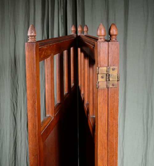 AN ARTS CRAFTS PANELLED OAK TWO FOLD SCREEN ROOM DIVIDER IN THE MANNER OF HEALS C1900 - ADDITIONAL PHOTO 7