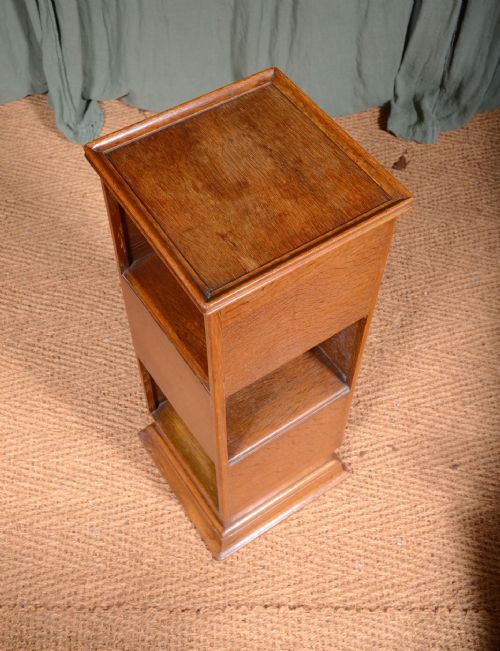 AN ARTS AND CRAFTS LIMED OAK FREE STANDING BOOK TABLE IN THE MANNER OF HEALS C1930 - ADDITIONAL PHOTO 3