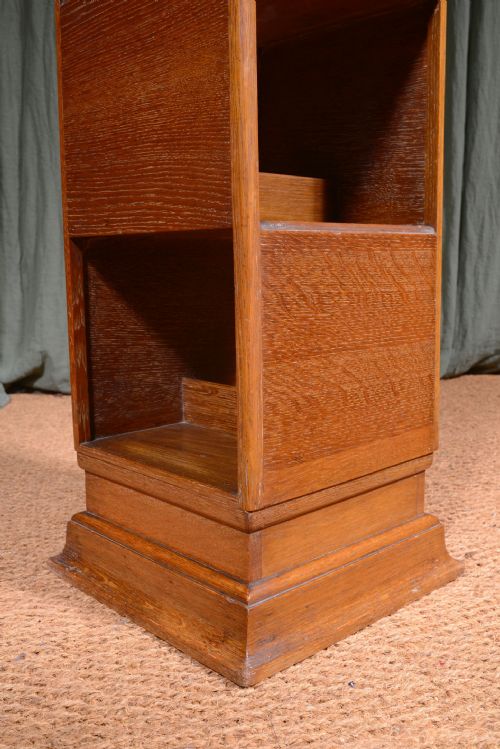 AN ARTS AND CRAFTS LIMED OAK FREE STANDING BOOK TABLE IN THE MANNER OF HEALS C1930 - ADDITIONAL PHOTO 4