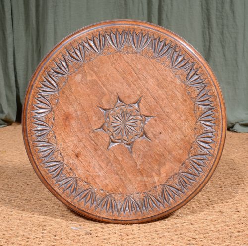 AN AESTHETIC MOVEMENT OAK AND MAHOGANY TRIPOD TABLE WITH CHIP CARVED DECORATION C1900 - ADDITIONAL PHOTO 2