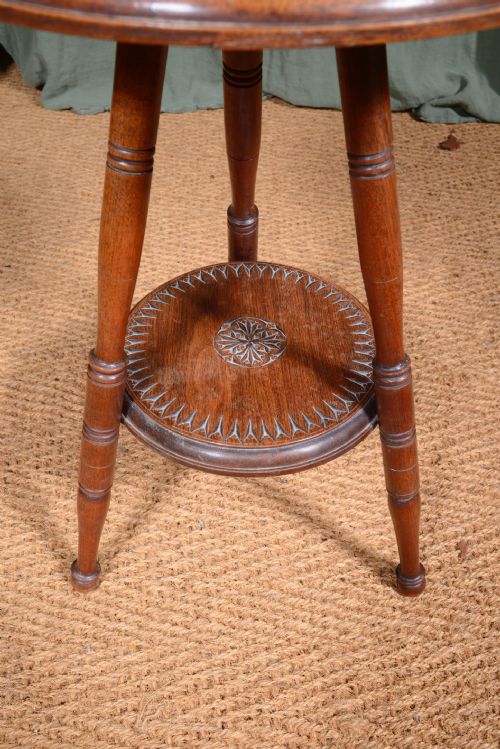 AN AESTHETIC MOVEMENT OAK AND MAHOGANY TRIPOD TABLE WITH CHIP CARVED DECORATION C1900 - ADDITIONAL PHOTO 3