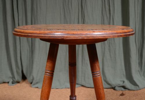 AN AESTHETIC MOVEMENT OAK AND MAHOGANY TRIPOD TABLE WITH CHIP CARVED DECORATION C1900 - ADDITIONAL PHOTO 4