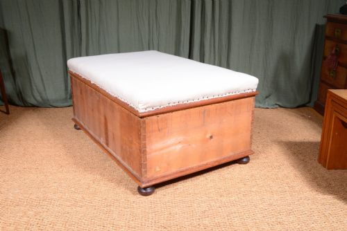 A LARGE VICTORIAN BOX OTTOMAN STOOL ON TURNED LEGS C1870 - ADDITIONAL PHOTO 2