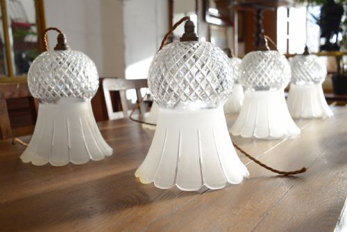 A SET OF SIX CUT AND FROSTED GLASS FLOWERHEAD PENDANT LIGHTS EARLY 20TH CENTURY - ADDITIONAL PHOTO 4