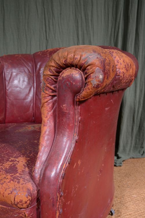 A COMFY VICTORIAN RED LEATHER CLUB ARMCHAIR C1890 - ADDITIONAL PHOTO 8