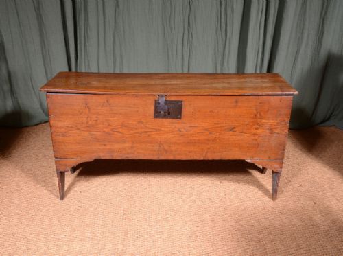 A 17TH CENTURY ELM SIX PLANK COFFER C1690 - ADDITIONAL PHOTO 2