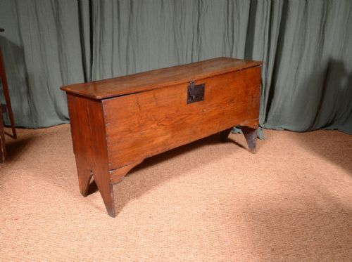 A 17TH CENTURY ELM SIX PLANK COFFER C1690 - ADDITIONAL PHOTO 3