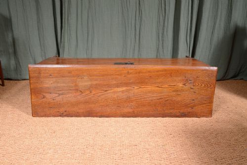 A 17TH CENTURY ELM SIX PLANK COFFER C1690 - ADDITIONAL PHOTO 8