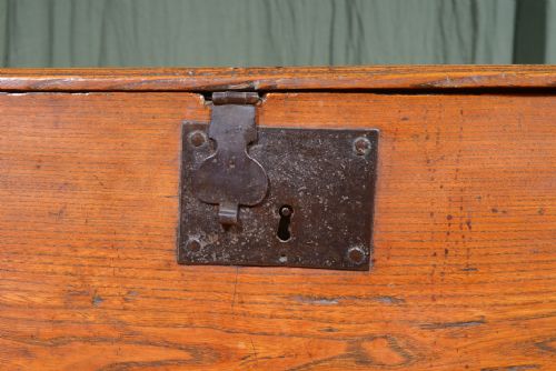 A 17TH CENTURY ELM SIX PLANK COFFER C1690 - ADDITIONAL PHOTO 9