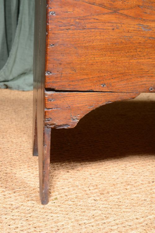 A 17TH CENTURY ELM SIX PLANK COFFER C1690 - ADDITIONAL PHOTO 10