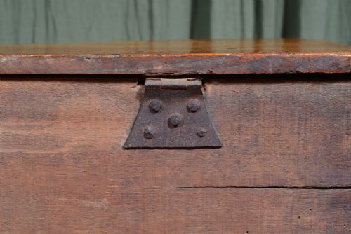 A 17TH CENTURY ELM SIX PLANK COFFER C1690 - ADDITIONAL PHOTO 12