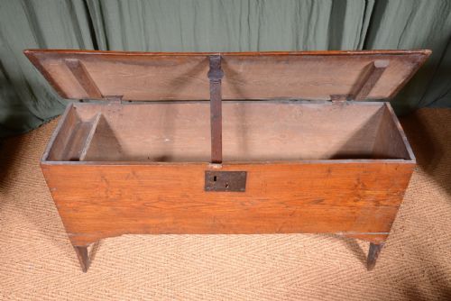 A 17TH CENTURY ELM SIX PLANK COFFER C1690 - ADDITIONAL PHOTO 13
