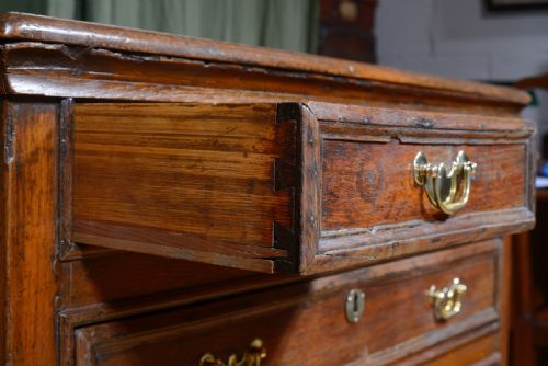 A 17TH CENTURY OAK CHEST OF DRAWERS C1690 - ADDITIONAL PHOTO 5