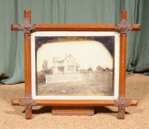 A 19TH CENTURY SEPIA PHOTOGRAPH OF AN AMERICAN FAMILY OUTSIDE THEIR HOME IN A GOTHIC TRAMP ART FRAME C1880 - ADDITIONAL PHOTO 1
