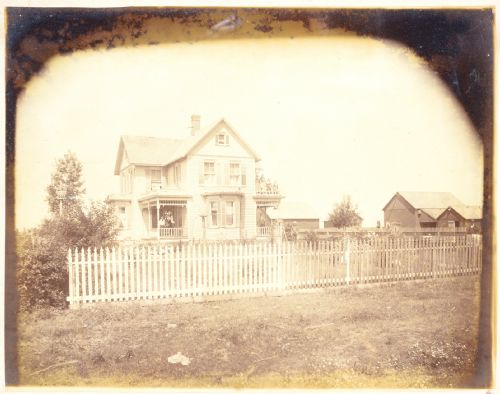 A 19TH CENTURY SEPIA PHOTOGRAPH OF AN AMERICAN FAMILY OUTSIDE THEIR HOME IN A GOTHIC TRAMP ART FRAME C1880 - ADDITIONAL PHOTO 2