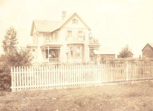 A 19TH CENTURY SEPIA PHOTOGRAPH OF AN AMERICAN FAMILY OUTSIDE THEIR HOME IN A GOTHIC TRAMP ART FRAME C1880 - ADDITIONAL PHOTO 5