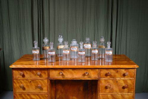 A COLLECTION OF ELEVEN GLASS APOTHECARY BOTTLES JARS C18801920 - ADDITIONAL PHOTO 1