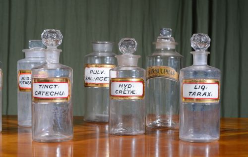 A COLLECTION OF ELEVEN GLASS APOTHECARY BOTTLES JARS C18801920 - ADDITIONAL PHOTO 2