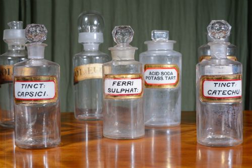 A COLLECTION OF ELEVEN GLASS APOTHECARY BOTTLES JARS C18801920 - ADDITIONAL PHOTO 3