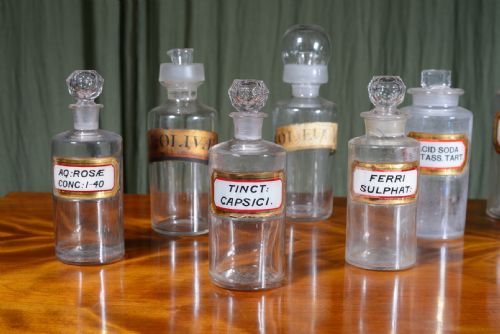 A COLLECTION OF ELEVEN GLASS APOTHECARY BOTTLES JARS C18801920 - ADDITIONAL PHOTO 4