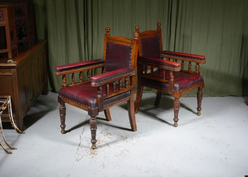 A PAIR OF AESTHETIC MOVEMENT OAK AND LEATHER LIBRARY CHAIRS IN THE MANNER OF ALFRED WATERHOUSE C1880 - ADDITIONAL PHOTO 3