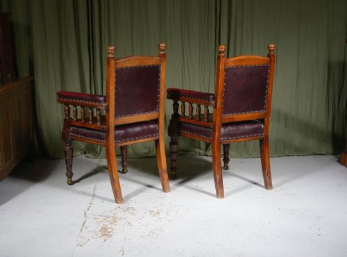 A PAIR OF AESTHETIC MOVEMENT OAK AND LEATHER LIBRARY CHAIRS IN THE MANNER OF ALFRED WATERHOUSE C1880 - ADDITIONAL PHOTO 4
