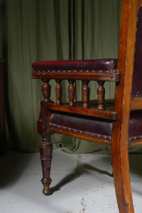 A PAIR OF AESTHETIC MOVEMENT OAK AND LEATHER LIBRARY CHAIRS IN THE MANNER OF ALFRED WATERHOUSE C1880 - ADDITIONAL PHOTO 5