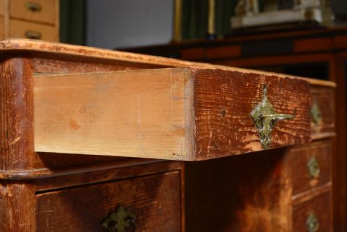 AN EARLY VICTORIAN STAINED PINE PEDESTAL DESK C1850 - ADDITIONAL PHOTO 2