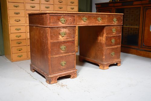 AN EARLY VICTORIAN STAINED PINE PEDESTAL DESK C1850 - ADDITIONAL PHOTO 3