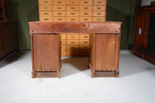 AN EARLY VICTORIAN STAINED PINE PEDESTAL DESK C1850 - ADDITIONAL PHOTO 4
