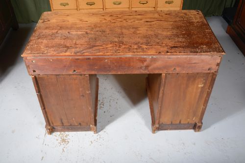 AN EARLY VICTORIAN STAINED PINE PEDESTAL DESK C1850 - ADDITIONAL PHOTO 5