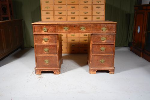 AN EARLY VICTORIAN STAINED PINE PEDESTAL DESK C1850 - ADDITIONAL PHOTO 6