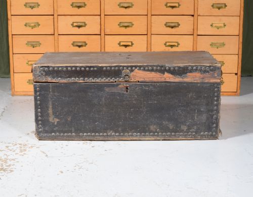 A SMALL GEORGIAN OIL CLOTH COVERED TRUNK C1800 - ADDITIONAL PHOTO 1