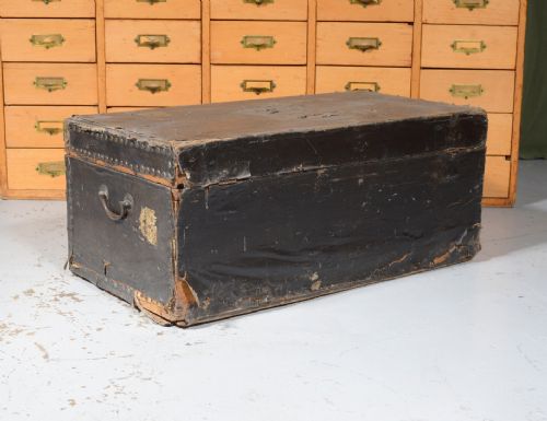 A SMALL GEORGIAN OIL CLOTH COVERED TRUNK C1800 - ADDITIONAL PHOTO 2