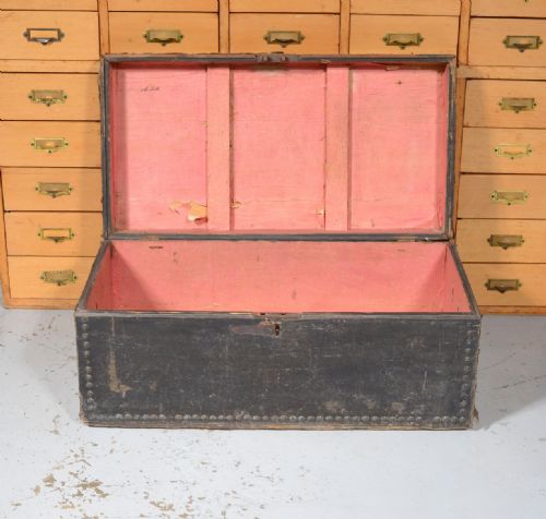 A SMALL GEORGIAN OIL CLOTH COVERED TRUNK C1800 - ADDITIONAL PHOTO 3