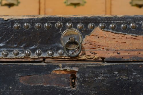A SMALL GEORGIAN OIL CLOTH COVERED TRUNK C1800 - ADDITIONAL PHOTO 4