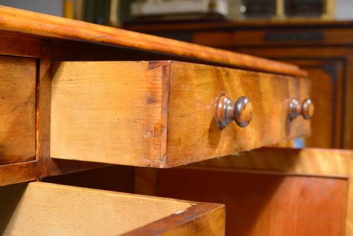 A VICTORIAN SATIN BIRCH KNEEHOLE DESK BY CONSTANTINE CO LEEDS C1850 - ADDITIONAL PHOTO 5
