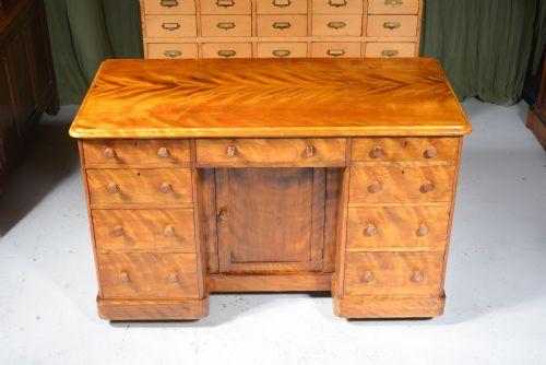 A VICTORIAN SATIN BIRCH KNEEHOLE DESK BY CONSTANTINE CO LEEDS C1850 - ADDITIONAL PHOTO 6