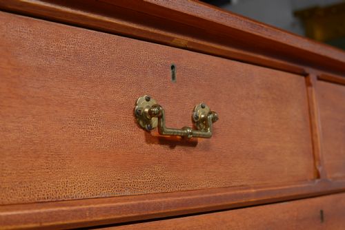 AN ARTS AND CRAFTS STAINED ASH AND OAK CHEST OF DRAWERS ATTRIBUTED TO GILLOW C1890 - ADDITIONAL PHOTO 1