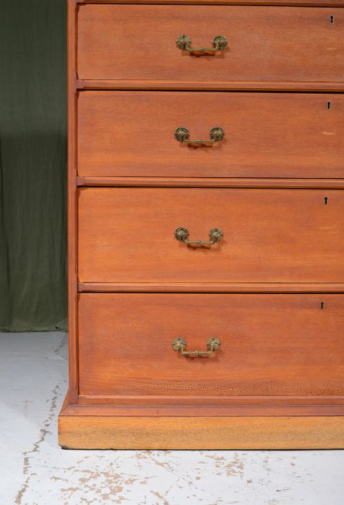 AN ARTS AND CRAFTS STAINED ASH AND OAK CHEST OF DRAWERS ATTRIBUTED TO GILLOW C1890 - ADDITIONAL PHOTO 2