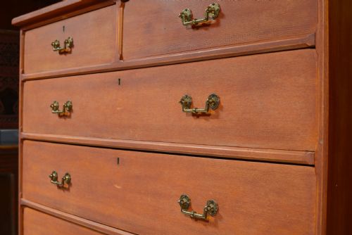 AN ARTS AND CRAFTS STAINED ASH AND OAK CHEST OF DRAWERS ATTRIBUTED TO GILLOW C1890 - ADDITIONAL PHOTO 3