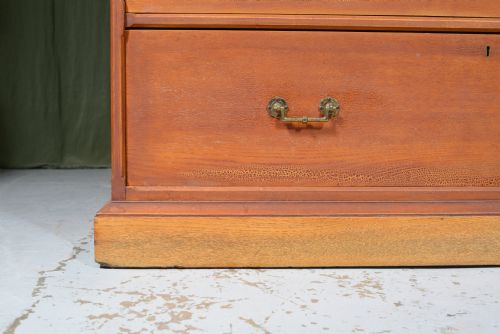 AN ARTS AND CRAFTS STAINED ASH AND OAK CHEST OF DRAWERS ATTRIBUTED TO GILLOW C1890 - ADDITIONAL PHOTO 4