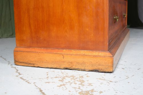 AN ARTS AND CRAFTS STAINED ASH AND OAK CHEST OF DRAWERS ATTRIBUTED TO GILLOW C1890 - ADDITIONAL PHOTO 6