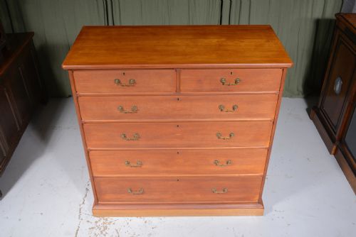 AN ARTS AND CRAFTS STAINED ASH AND OAK CHEST OF DRAWERS ATTRIBUTED TO GILLOW C1890 - ADDITIONAL PHOTO 7